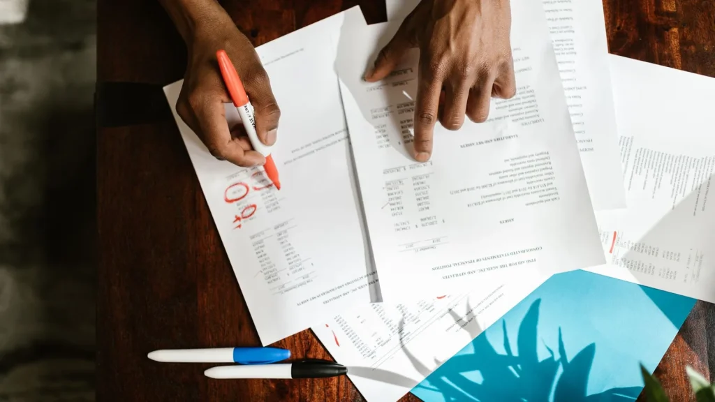 Documentos y facturas revisados para el cierre contable