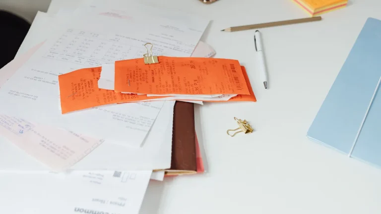 Cuánto tiempo hay que conservar las facturas y cómo organizar su archivo