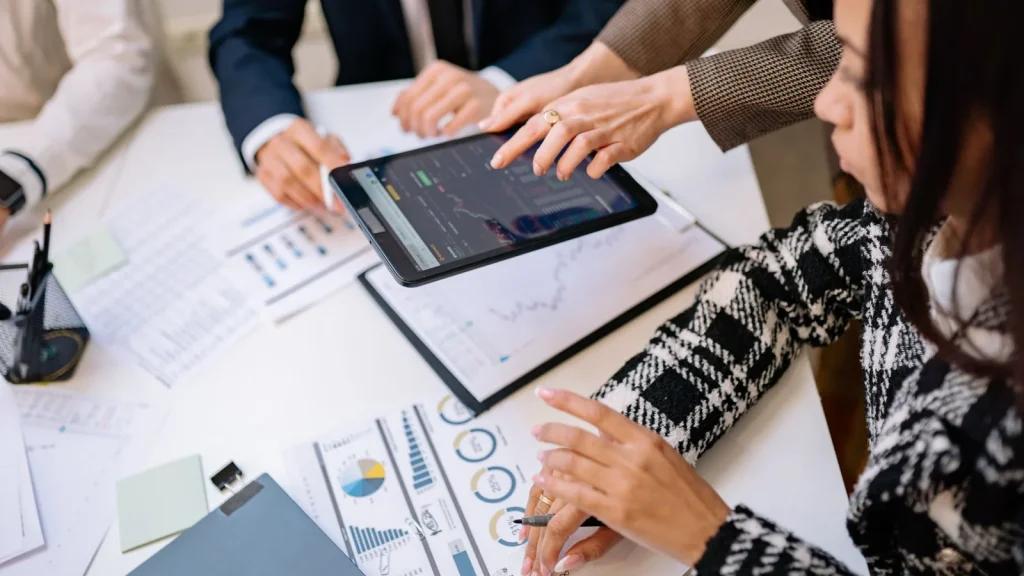 Profesionales revisando resultados empresariales en una reunión